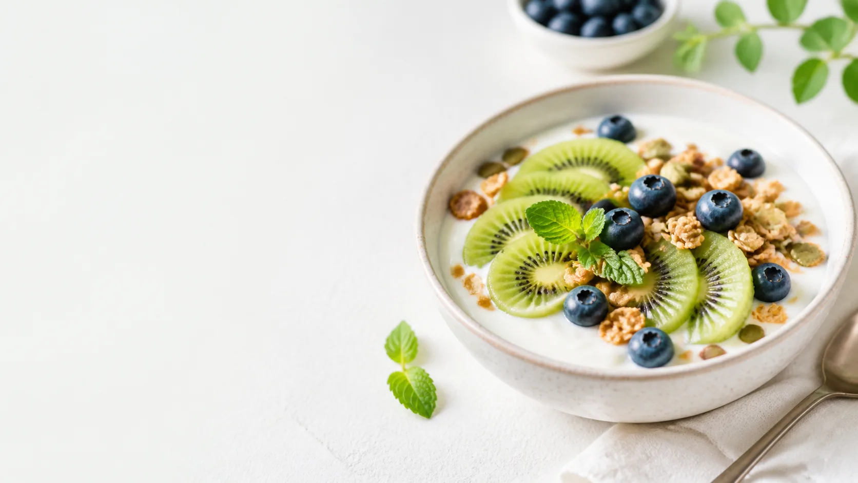 Bowl de yogurt con kiwi, arándanos y granola
